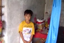 Giật mình chuyện người lớn ép con trẻ uống rượu!