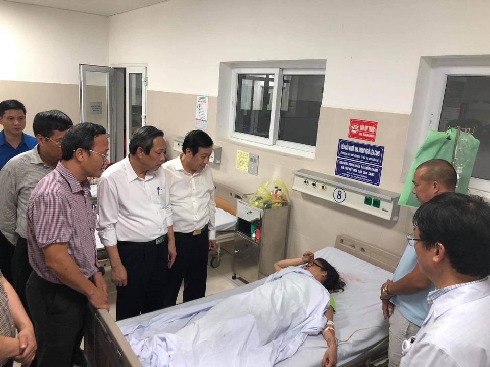 Hàng trăm người hiến máu, cứu nạn nhân vụ lật xe ở Quảng Bình - 6 Hàng trăm người hiến máu, cứu nạn nhân vụ lật xe ở Quảng Bình - 6