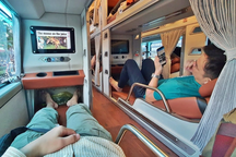 Khách Tây đi xe giường nằm Việt Nam: An toàn mà bất tiện thiếu nhà vệ sinh