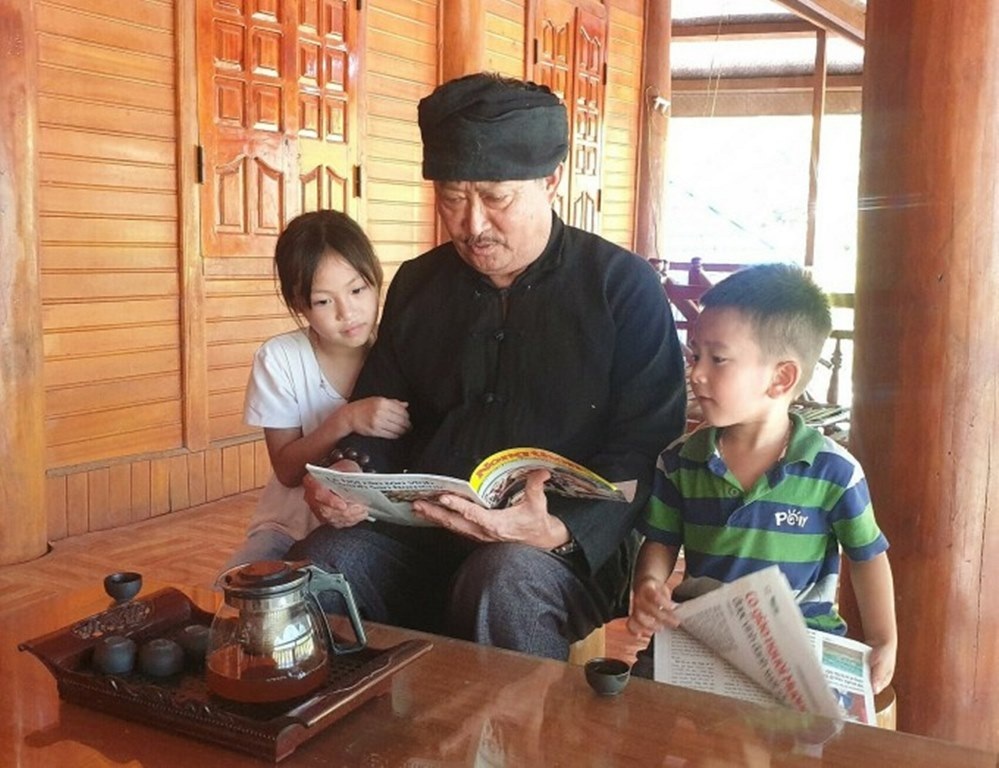 Ông Pở Dần Xinh và các cháu.jpg Ông Pở Dần Xinh và các cháu.jpg