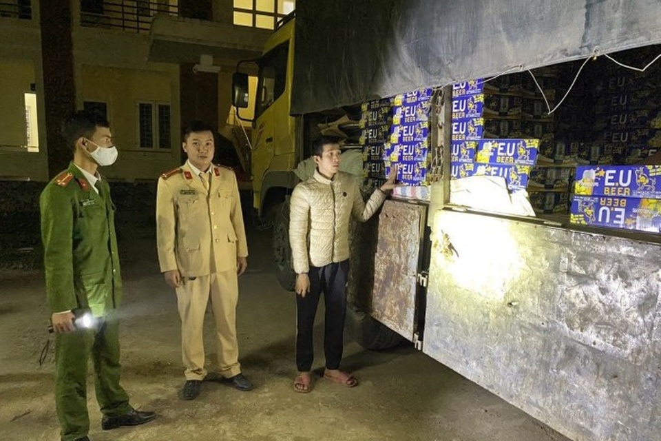 Chở hàng lậu, tài xế, phụ xe còn dương tính với ma túy - 1 Chở hàng lậu, tài xế, phụ xe còn dương tính với ma túy - 1