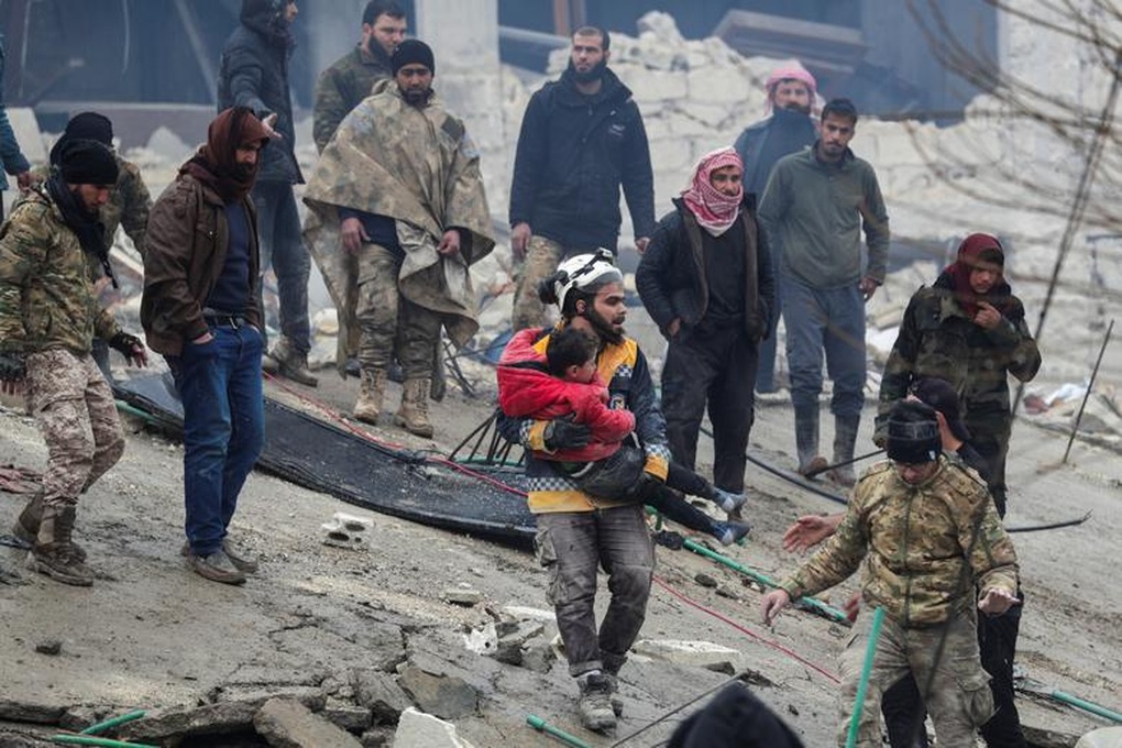 Những phép màu dưới đống đổ nát sau thảm họa động đất ở Thổ Nhĩ Kỳ, Syria - 3 Những phép màu dưới đống đổ nát sau thảm họa động đất ở Thổ Nhĩ Kỳ, Syria - 3