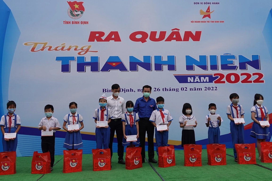 Áo xanh tình nguyện hỗ trợ xã giải quyết thủ tục hành chính giúp nhân dân - 1 Áo xanh tình nguyện hỗ trợ xã giải quyết thủ tục hành chính giúp nhân dân - 1