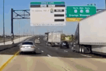 Va chạm với Mazda CX-5 trên đường cao tốc, xe Land Rover lăn lông lốc