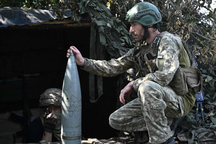 Ukraine thiếu đạn dược trầm trọng, binh sĩ tiền tuyến "mệt mỏi"