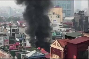 Đám cháy khiến cột khói đen bốc cao hàng chục mét