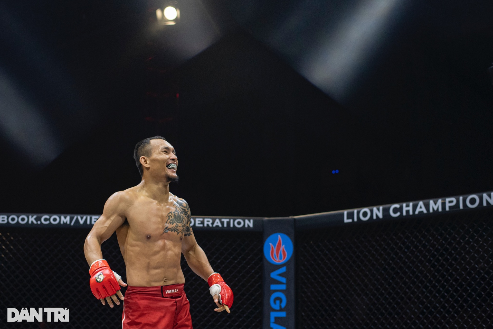 Khoảnh khắc Trần Quang Lộc hạ knock-out Lý Tiểu Long sau cú đấm liên hoàn - 12 Khoảnh khắc Trần Quang Lộc hạ knock-out Lý Tiểu Long sau cú đấm liên hoàn - 12