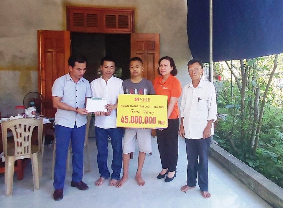 Nam sinh suy thận tiếp tục được bạn đọc Dân trí giúp đỡ hơn 45 triệu đồng - 3 Nam sinh suy thận tiếp tục được bạn đọc Dân trí giúp đỡ hơn 45 triệu đồng - 3