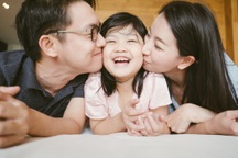 Sự khác biệt trong cách nuôi con của cha mẹ phương Đông và phương Tây