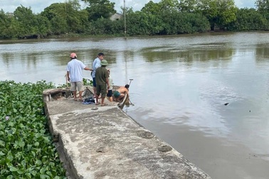 Từ chiếc xe máy bên đường, tìm thấy thi thể nam thanh niên dưới sông