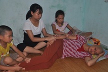 "Bố con chết rồi, mẹ con lại sắp chết vì ung thư, ai cứu 3 chị em con với !..."