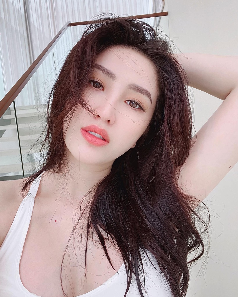“Nóng bỏng mắt” với thời trang nghỉ dưỡng mùa cách ly của mỹ nhân Việt - 10 “Nóng bỏng mắt” với thời trang nghỉ dưỡng mùa cách ly của mỹ nhân Việt - 10
