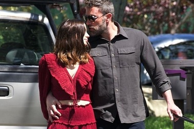 Ben Affleck hôn bạn gái trẻ trên phố