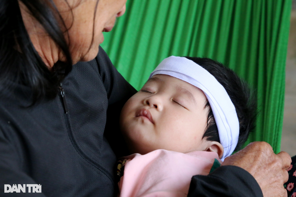 Người mẹ tử vong do áo dài quấn vào xe máy, 3 con thơ ngơ ngác bên bàn thờ  - 2 Người mẹ tử vong do áo dài quấn vào xe máy, 3 con thơ ngơ ngác bên bàn thờ  - 2