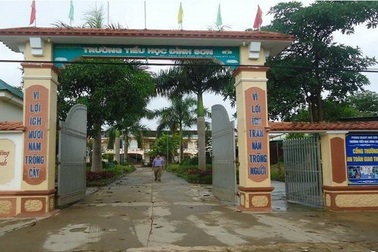 Hai học sinh trêu đùa, phụ huynh đến trường dọa hiệu phó, đánh hiệu trưởng