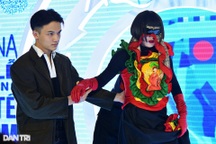 TikToker trùm khăn kín mặt, phải có người dìu đi tại Tuần lễ Thời trang