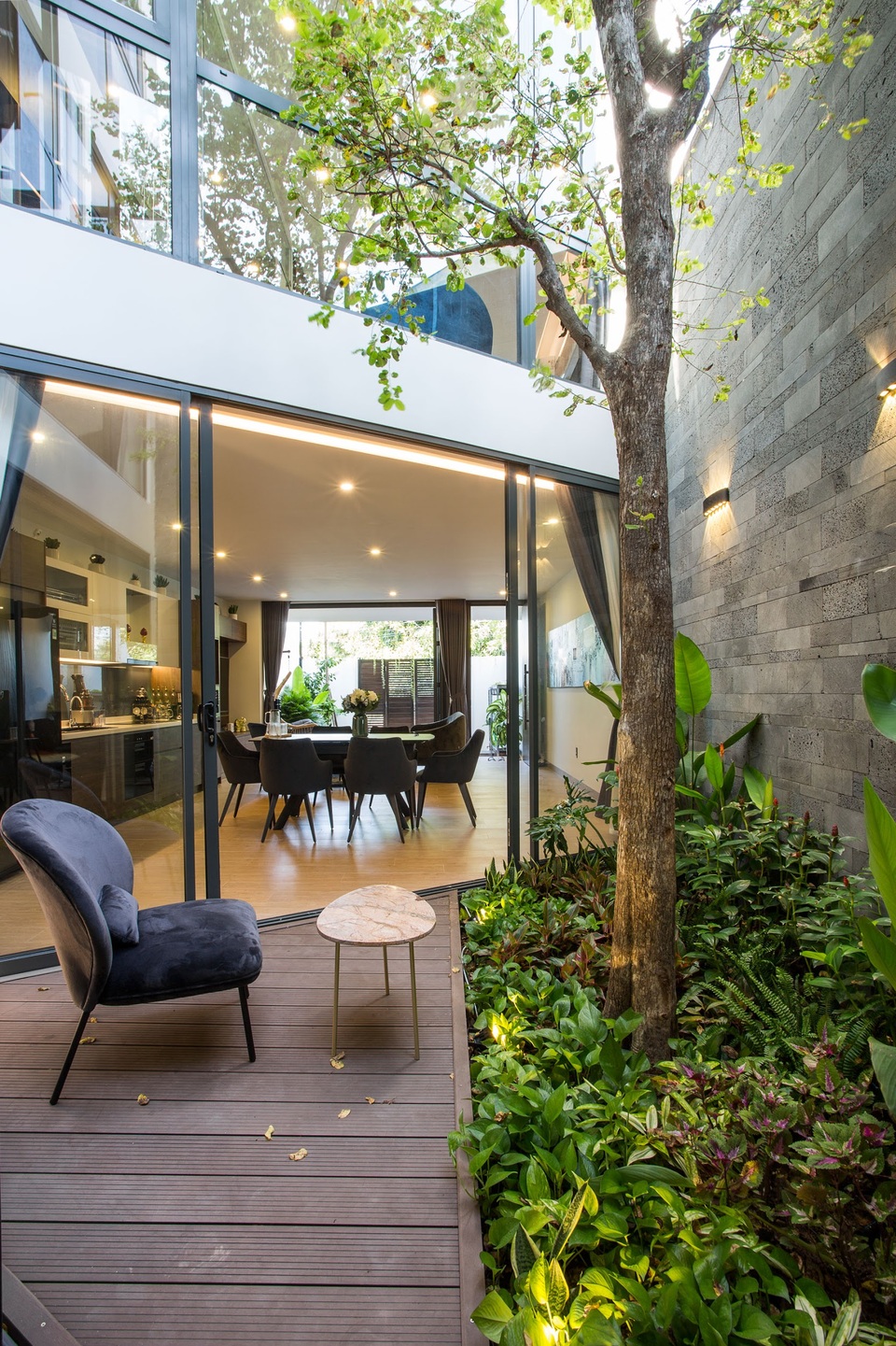 Cuộc sống thư thái trong căn nhà thủng mái độc lạ của gia đình ở Hội An - 6