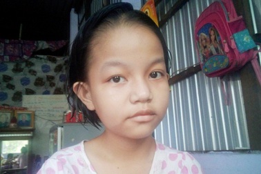 Ánh mắt đáng thương của bé gái 10 tuổi bị câm điếc kèm tim bẩm sinh