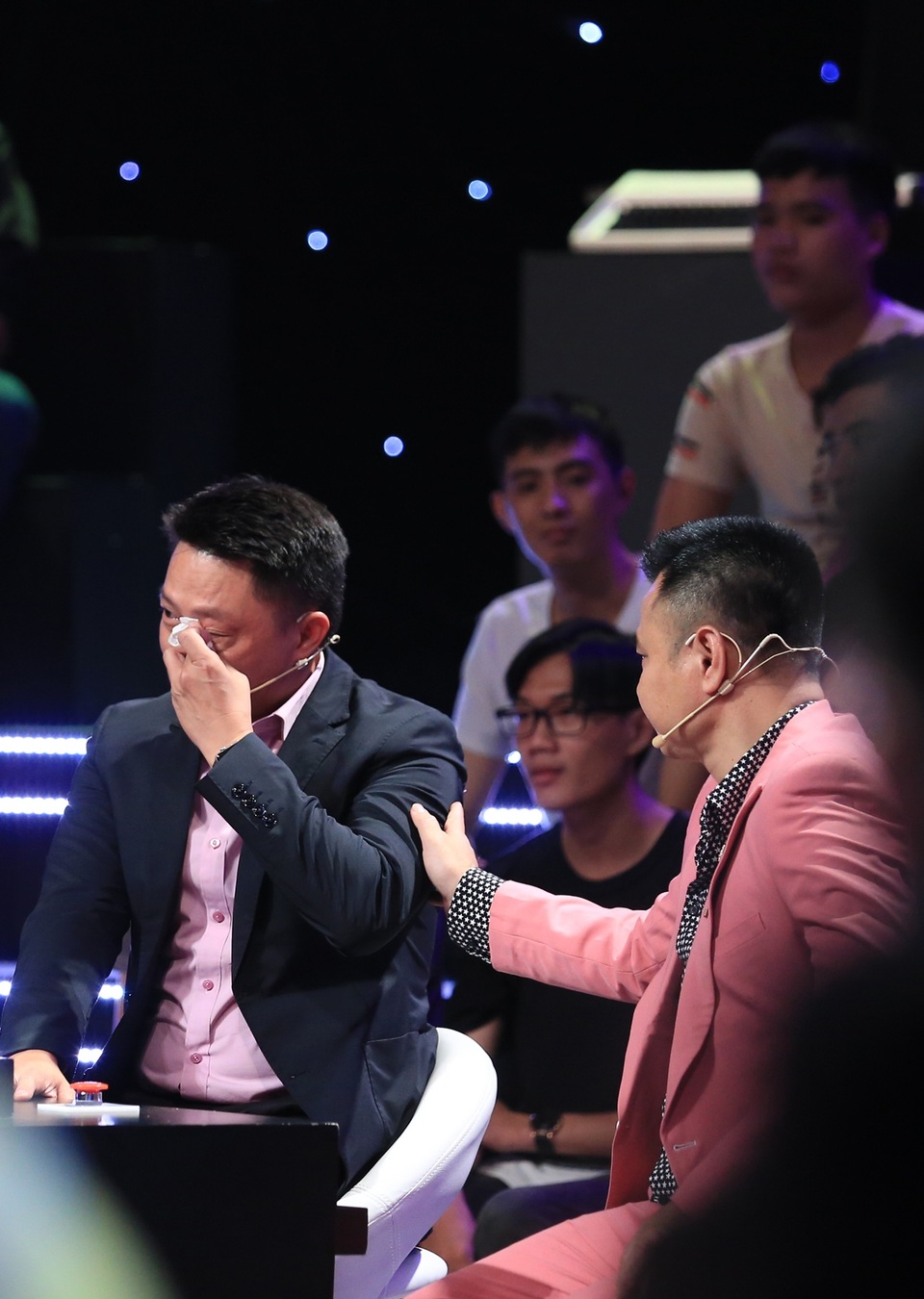 BTV Quang Minh bật khóc trên sóng truyền hình - 4 BTV Quang Minh bật khóc trên sóng truyền hình - 4