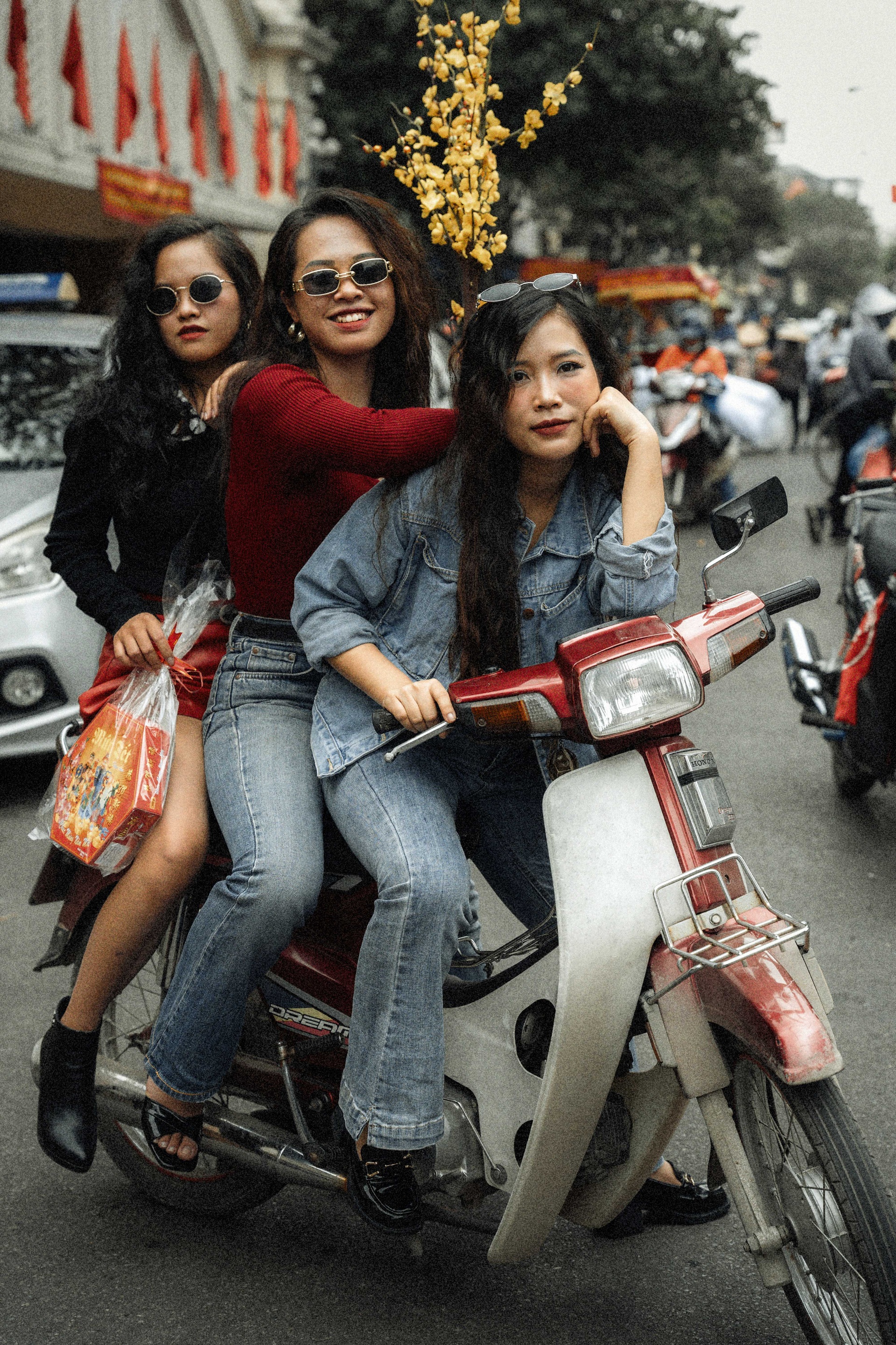 Nhóm bạn trẻ Hà Nội chụp bộ ảnh Tết thập niên 80 gây sốt - 4 Nhóm bạn trẻ Hà Nội chụp bộ ảnh Tết thập niên 80 gây sốt - 4