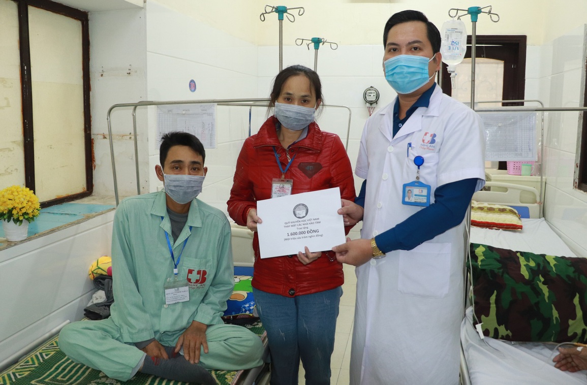 Bạn đọc Dân trí giúp đỡ cặp vợ chồng mang bệnh ung thư hơn 75 triệu đồng - 2