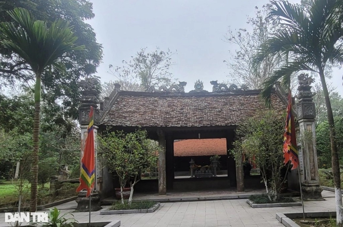 Bí ẩn đĩa đá cổ và đôi đũa thử độc của vua Lê - 2 Bí ẩn đĩa đá cổ và đôi đũa thử độc của vua Lê - 2
