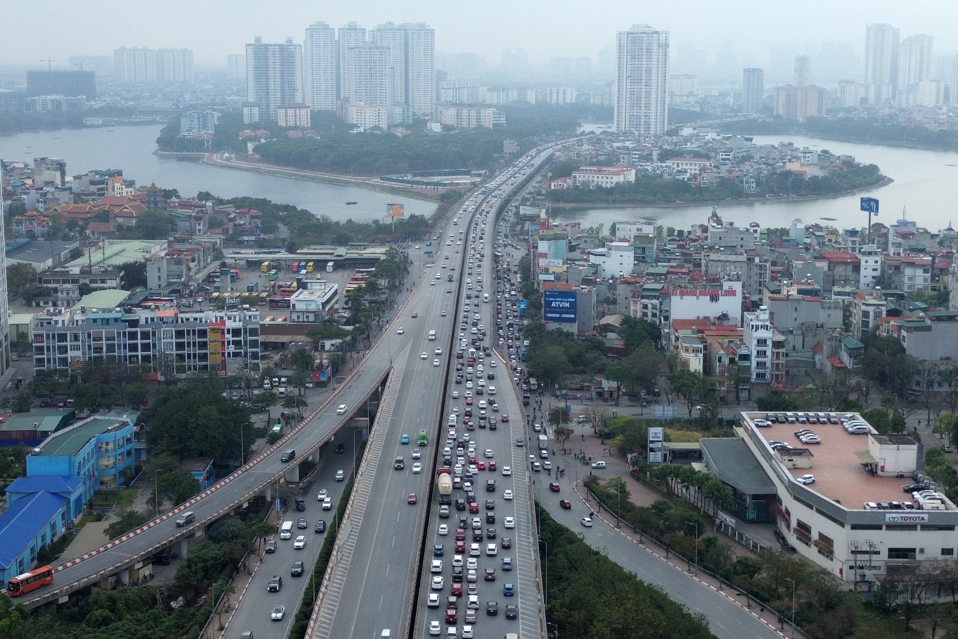 Tắc đường sau nghỉ Tết, người dân đi ô tô 7 tiếng từ Thanh Hóa về Hà Nội - 4 Tắc đường sau nghỉ Tết, người dân đi ô tô 7 tiếng từ Thanh Hóa về Hà Nội - 4
