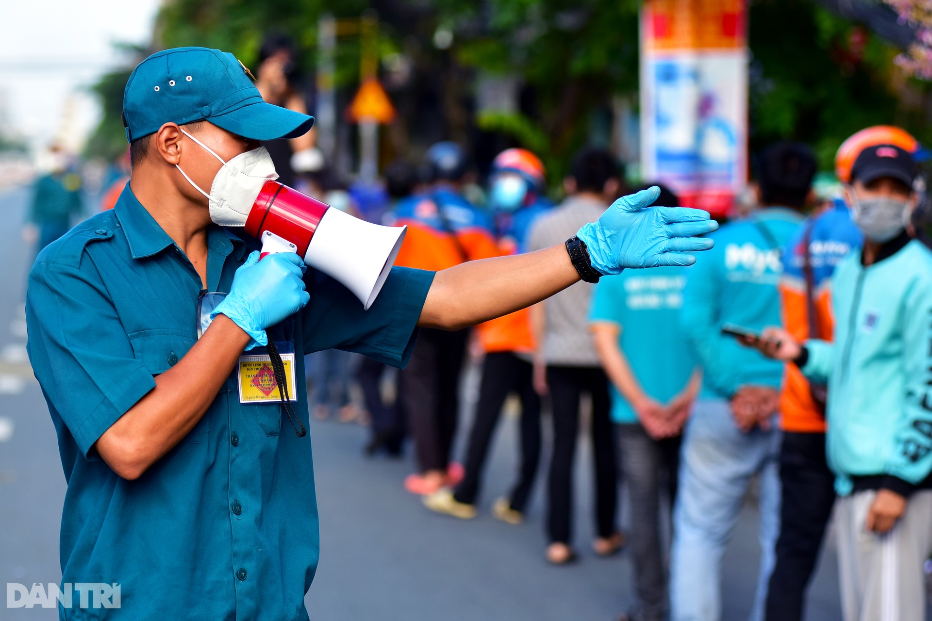 Shipper ở TPHCM xếp hàng dài cả trăm mét dọc 2 tuyến đường chờ xét nghiệm - 6