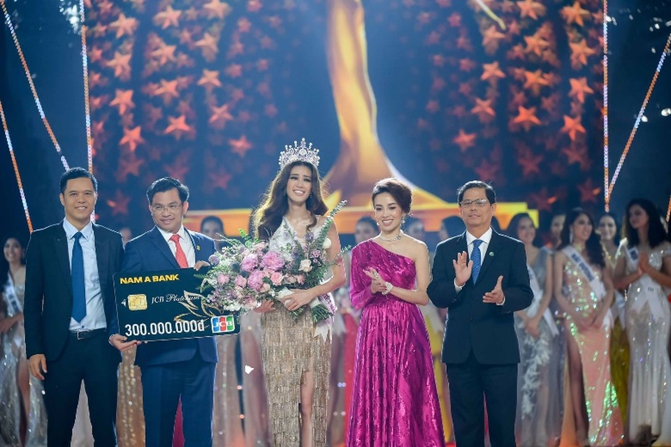 Tân hoa hậu Nguyễn Trần Khánh Vân được trao vương miện Brave Heart - 2 Tân hoa hậu Nguyễn Trần Khánh Vân được trao vương miện Brave Heart - 2
