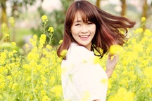 Ngắm thiếu nữ Hà thành giữa biển hoa cải vàng