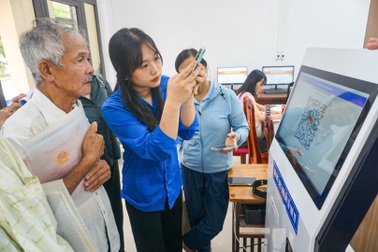 Người dân khảo sát cán bộ, gửi đánh giá đến lãnh đạo ngay lập tức