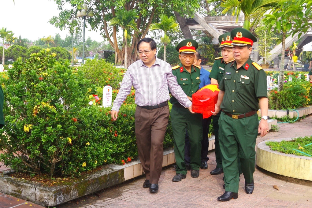 Truy điệu, an táng 3 hài cốt liệt sỹ mới được quy tập tại Quảng Trị - 1 Truy điệu, an táng 3 hài cốt liệt sỹ mới được quy tập tại Quảng Trị - 1