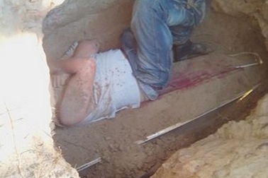 Chàng trai đào mộ và đốt xác người yêu vì bị... ám trong giấc ngủ