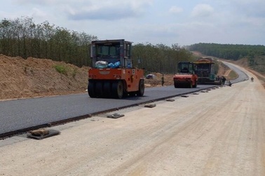 Người dân trồng cây lấn chiếm mặt bằng dự án cao tốc Cam Lộ - La Sơn
