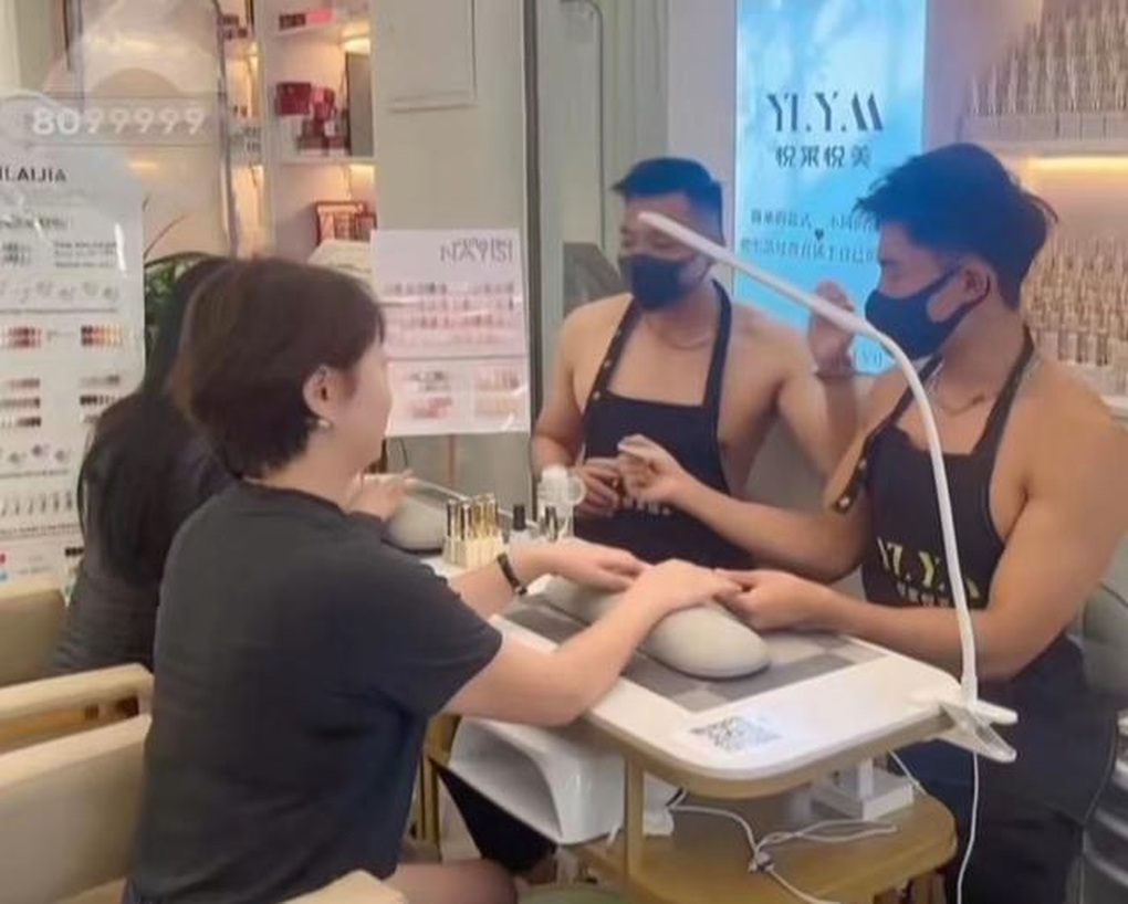 Trung Quốc: Nhân viên nam cơ bắp khoe ngực trần làm móng cho khách nữ - 2