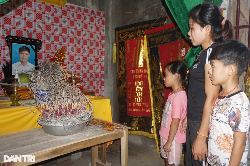 Chồng đuối nước, góa phụ khóc cạn nước mắt cầu xin sự sống cho con - 1 Chồng đuối nước, góa phụ khóc cạn nước mắt cầu xin sự sống cho con - 1