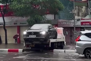 Xe cứu hộ trèo qua dải phân cách ngày Hà Nội mưa ngập