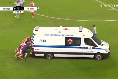 Cầu thủ góp sức đẩy xe cứu thương khỏi sân