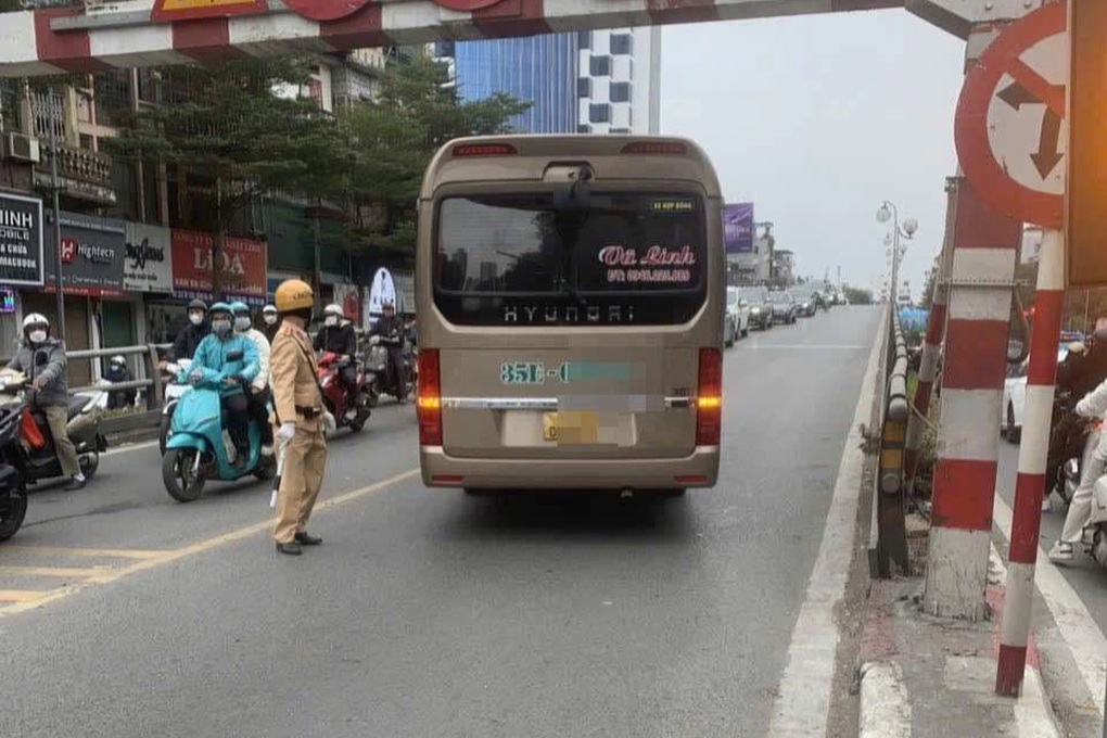 CSGT Hà Nội giải cứu xe khách mắc kẹt trên cầu vượt Tây Sơn - 1 CSGT Hà Nội giải cứu xe khách mắc kẹt trên cầu vượt Tây Sơn - 1