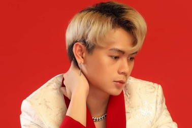 Chàng trai kiếm trăm triệu đồng/tháng nhờ tài vẽ tranh bằng nhiều vật liệu