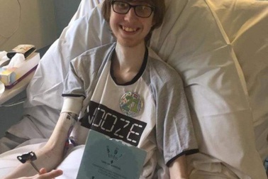 Chàng trai 21 tuổi nằm trên giường bệnh vẫn kiếm được 1.000 bảng Anh