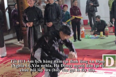 Cả làng kéo nhau tới sân đình "lấy đỏ"