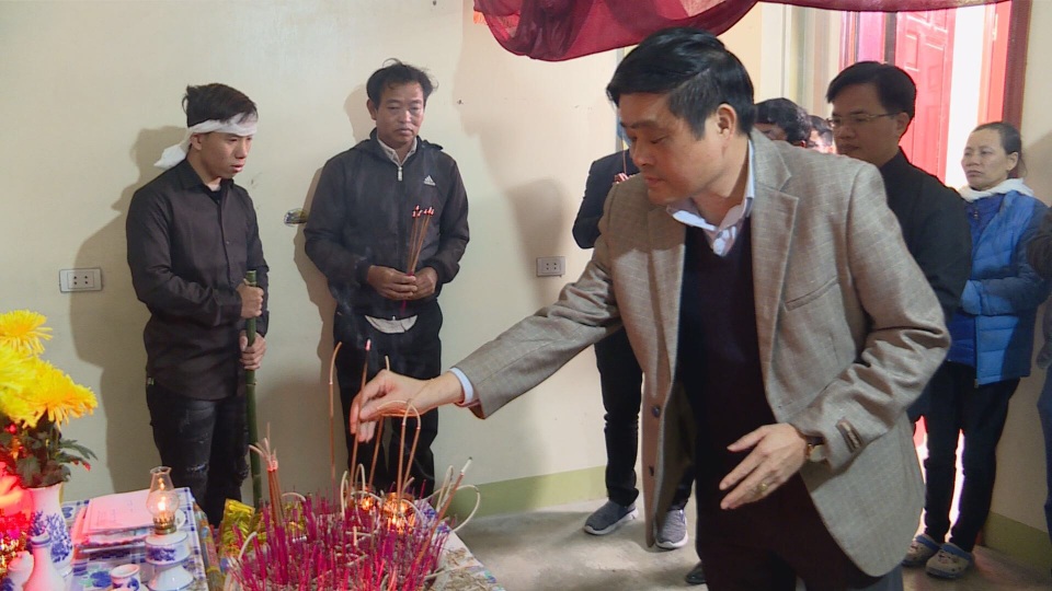 Đoàn công tác Bộ LĐ-TBXH thăm hỏi nạn nhân trong vụ rơi thang tời ở Nghệ An - 1 Đoàn công tác Bộ LĐ-TBXH thăm hỏi nạn nhân trong vụ rơi thang tời ở Nghệ An - 1