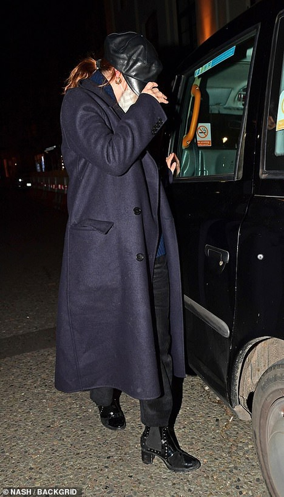 Sau scandal hôn người có vợ, Lọ Lem Lily James giấu mặt khi ra phố - 1 Sau scandal hôn người có vợ, Lọ Lem Lily James giấu mặt khi ra phố - 1