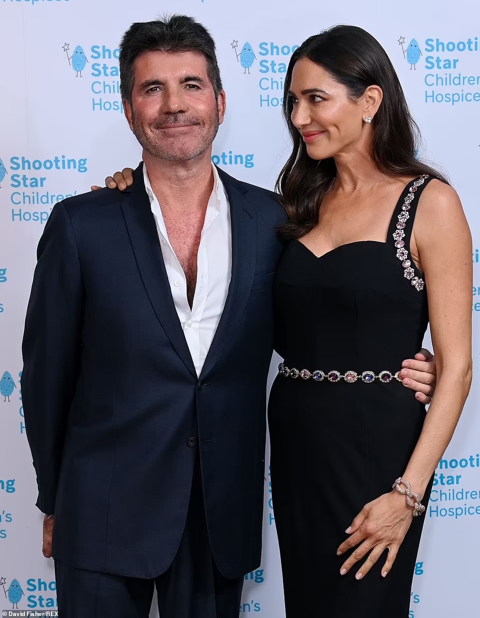 Ông bầu giàu có Simon Cowell tình tứ hôn bạn gái kém 18 tuổi - 1 Ông bầu giàu có Simon Cowell tình tứ hôn bạn gái kém 18 tuổi - 1