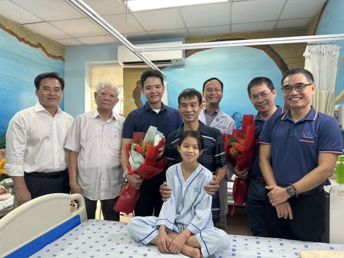 Đại diện Hội Bảo trợ Bệnh nhân nghèo TP.HCM đến thăm em Hà Phương Linh - ca mổ tim thứ 10.000.

