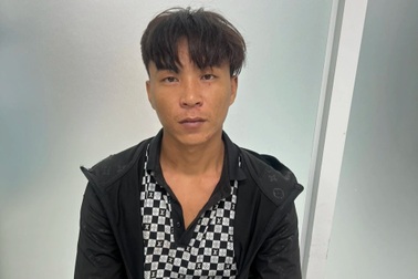 Chồng bị đâm chết sau khi vợ đóng cửa nói chuyện cùng người lạ ở Bình Dương