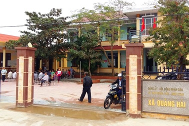 Khiển trách Phó Bí thư Thường trực Đảng ủy xã không có bằng cấp 3