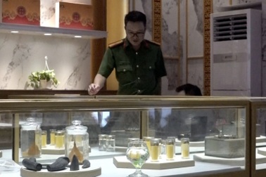 Phát hiện nhiều hàng hóa không rõ xuất xứ tại cửa hàng V.C. ở Nha Trang