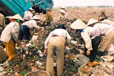 Nhọc nhằn phụ nữ mưu sinh xứ người